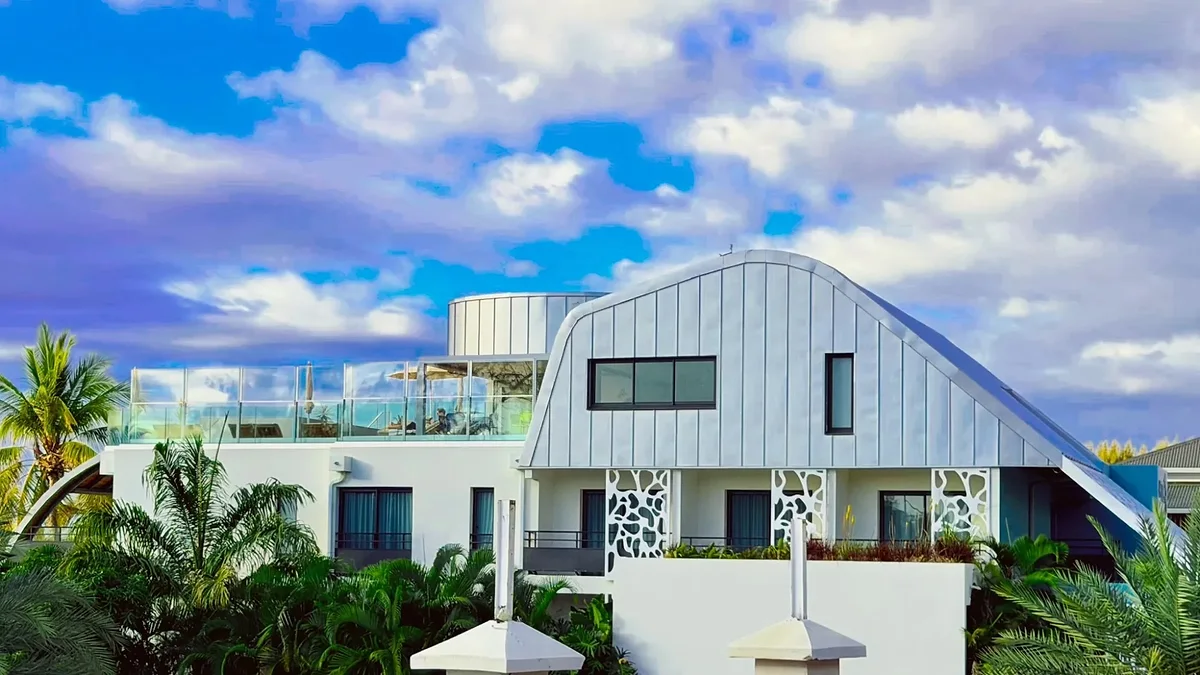 L'architecture contemporaine du 2A et son rooftop sous le ciel bleu