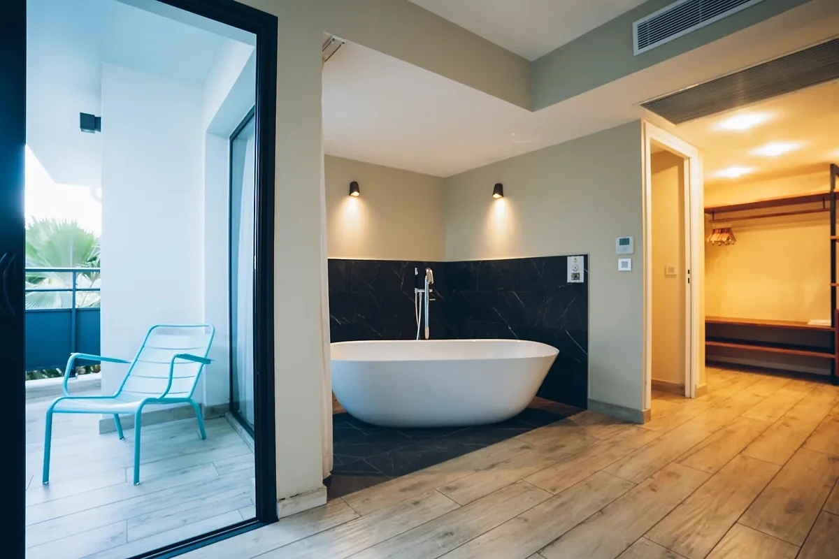 La baignoire îlot de la Chambre Supérieure Baignoire, près du balcon