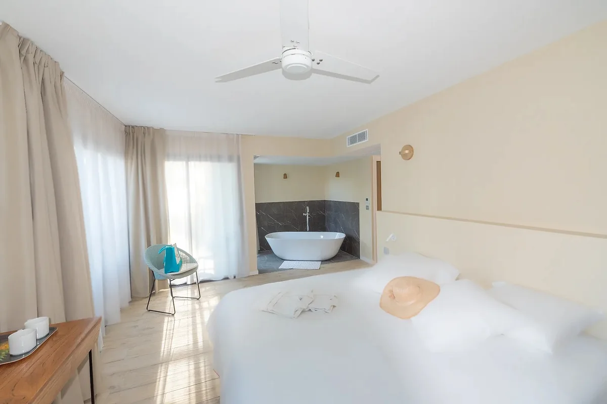 La chambre et sa baignoire vues depuis l'entrée
