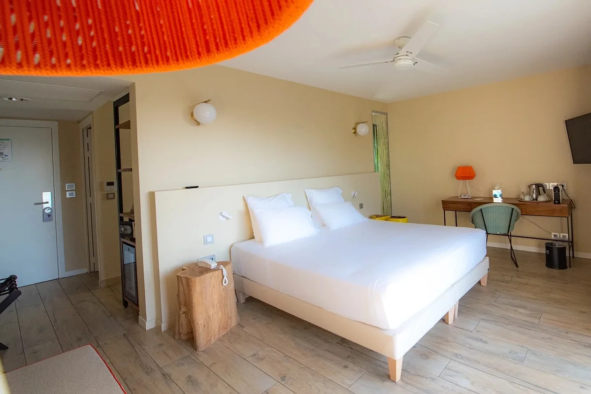 La Chambre Deluxe, son lit et ses tons sable
