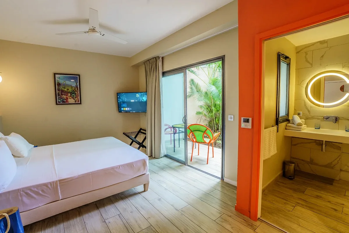 La Chambre Jardin, son lit et sa porte-fenêtre