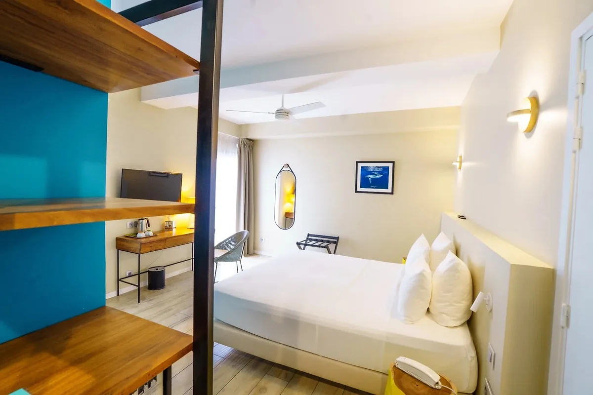 Le lit et le mur bleu de la Chambre Jardin