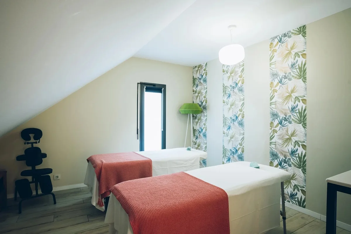 La salle de massage du Coral Spa, ses deux tables et sa lumière douce