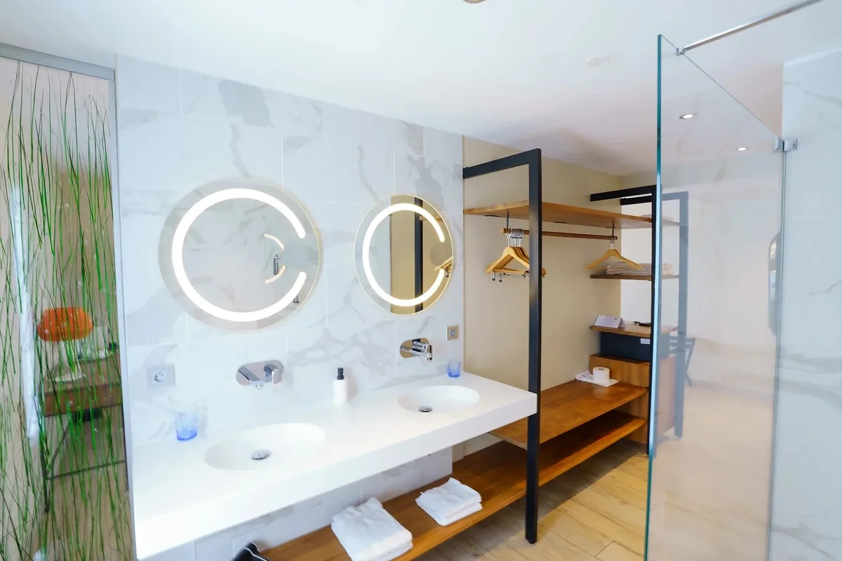 La salle de bain en marbre de la Chambre Océan