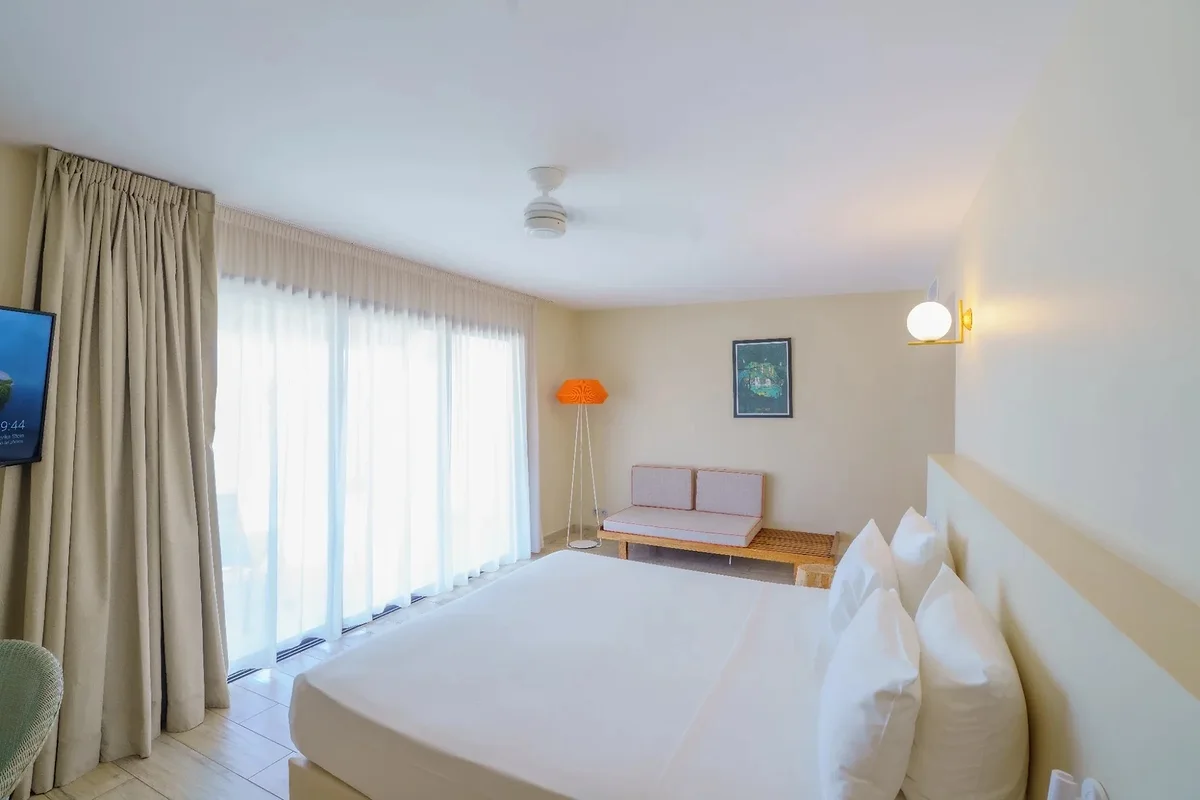 Le grand lit blanc de la Chambre Océan