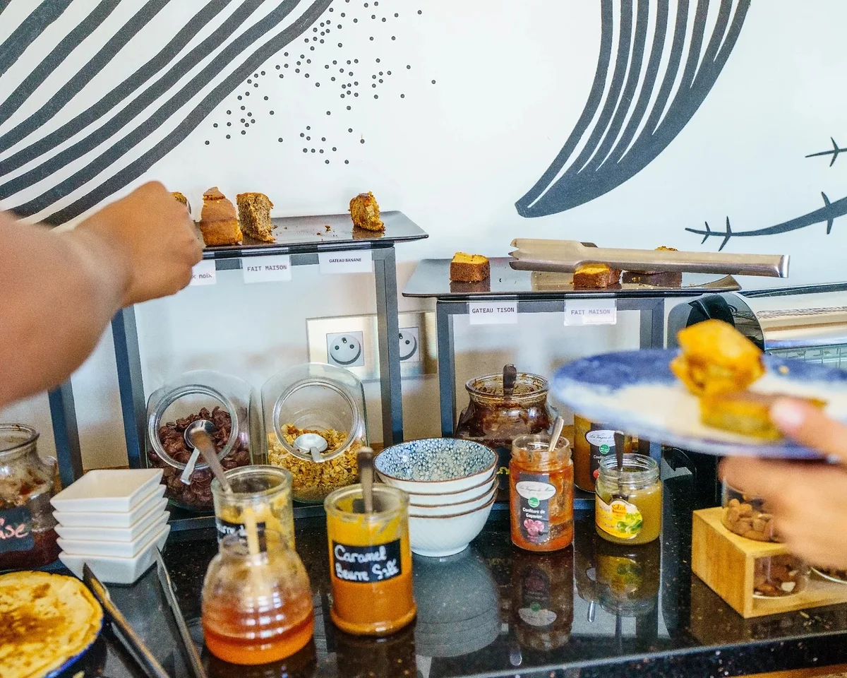 Le buffet du petit déjeuner sur le rooftop, sous la fresque de la baleine