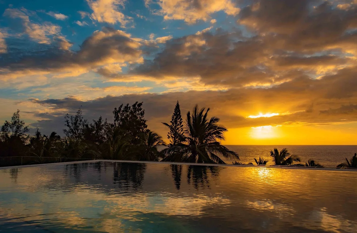 La piscine à débordement du rooftop au coucher du soleil