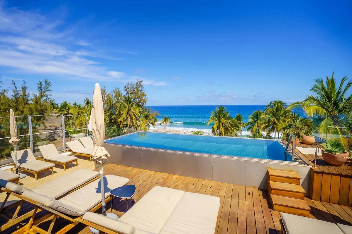 Le bassin à débordement du rooftop et les cocotiers de Boucan Canot