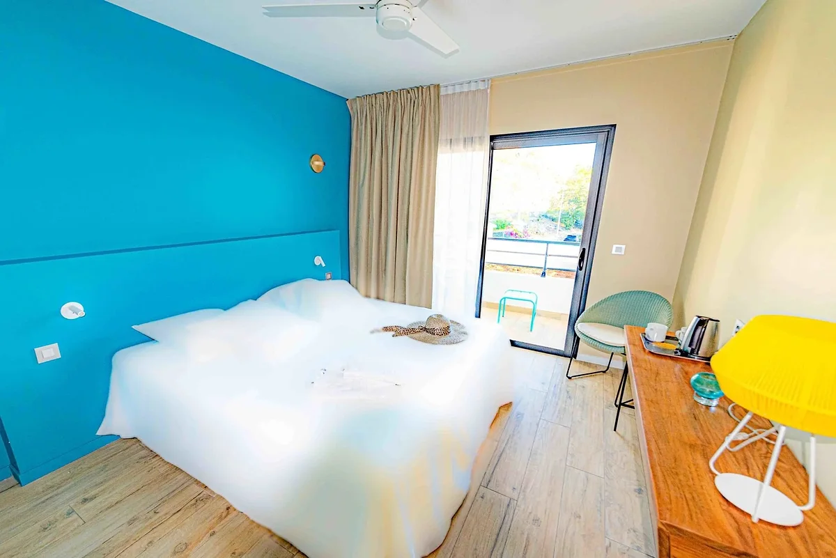 La Chambre Supérieure et son mur bleu lagon