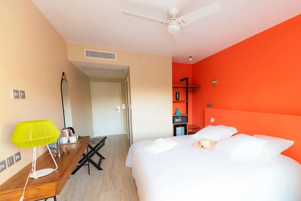 Le bureau et le lit d'une Chambre Supérieure