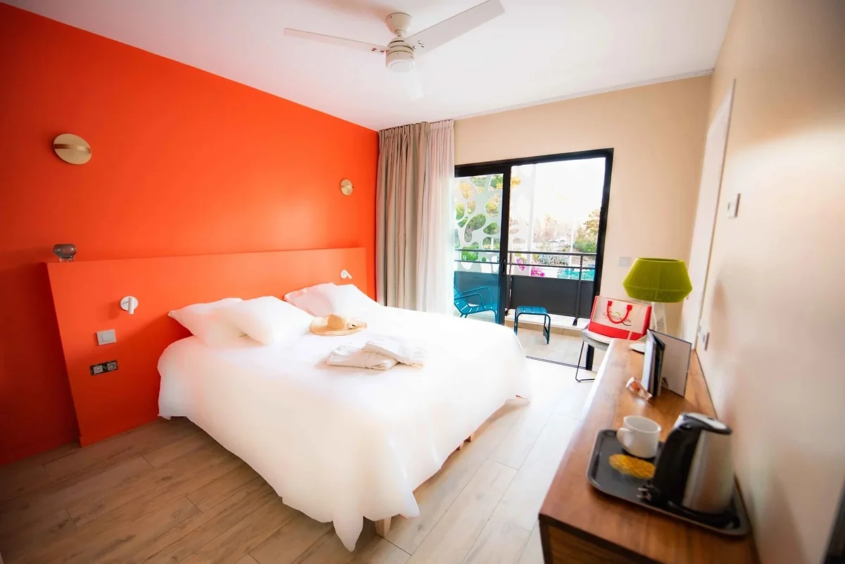 Une Chambre Supérieure au mur corail, ouverte sur le balcon