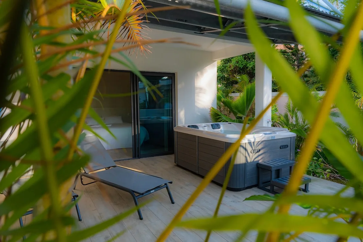 La Chambre Tropicale Jacuzzi et sa terrasse le soir
