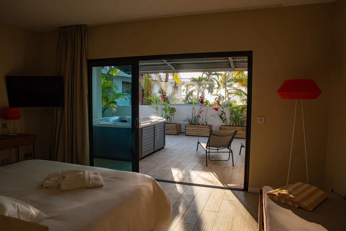 La chambre ouverte sur sa terrasse et son jacuzzi