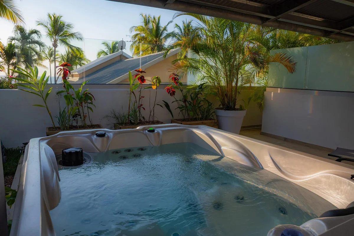 Le jacuzzi privé sur la terrasse de la Chambre Tropicale, entre les plantes