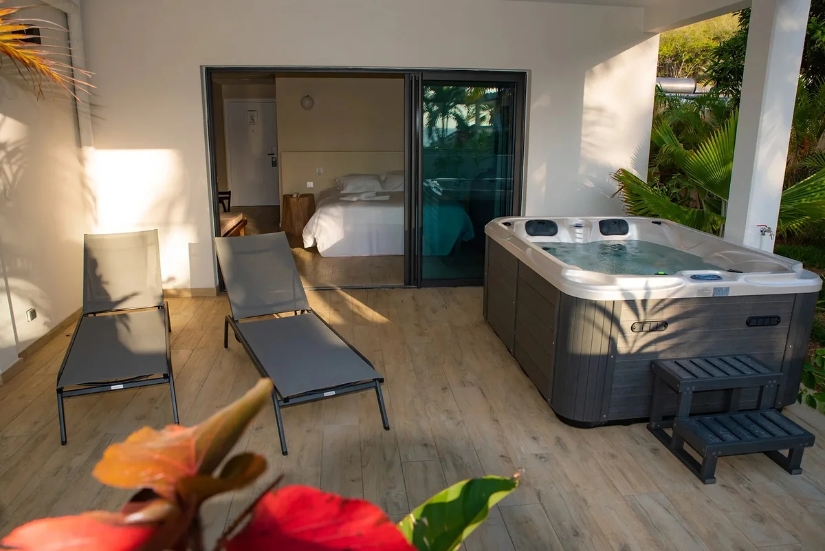 Les transats de la terrasse, au bord du jacuzzi